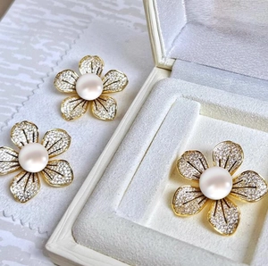 Élégante broche fleur à cinq pétales avec cristaux blancs et perle sur base dorée
