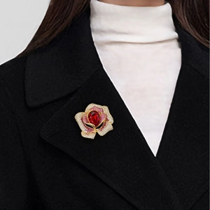 Élégante broche camélia en cristal avec pierre rouge en goutte sur revers de manteau