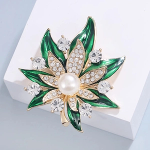Broche florale élégante en émail vert avec perle blanche et cristaux pour costumes