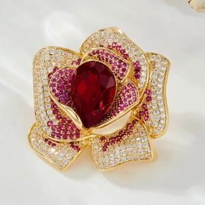 Élégante broche camélia en cristal avec pierre rouge en forme de poire et plaqué or