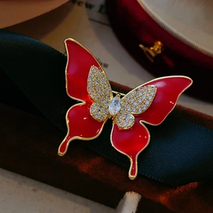 Broche papillon vintage rouge avec placage doré et zircons brillants sur ruban