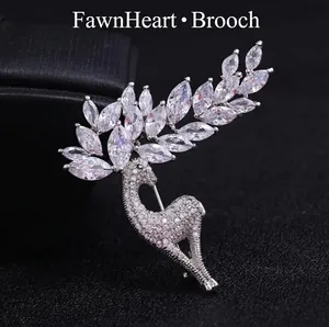 Broche cerf argentée exquise avec zircons marquise et sertissage pavé étincelant