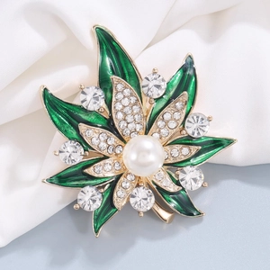 Broche élégante feuille d'érable verte avec perle blanche et strass sur soie