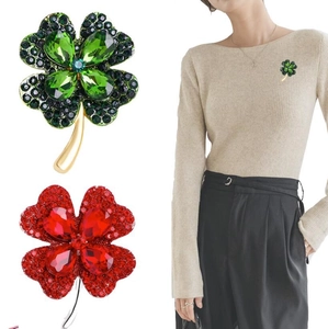 Broche trèfle étincelante avec cristaux rouges et verts pour tenues de femmes