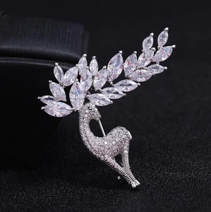 Broche cerf en cristal étincelant avec pierres taille marquise et plaqué argent