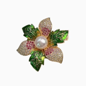 Broche fleur élégante avec perle centrale et pétales en émail et cristaux aux tons pastel