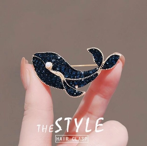 Exquise broche baleine bleu foncé avec cristaux bleus et accent en perle blanche