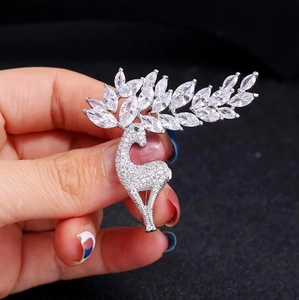 Broche cerf en cristal argenté avec bois en zircone pour manteau et accessoires