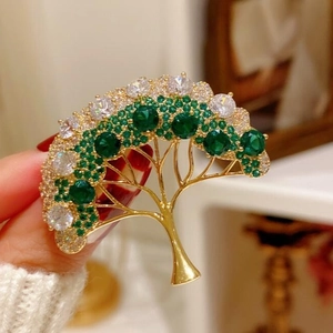 Élégante broche sapin de Noël dorée avec cristaux verts et pierres de zircon