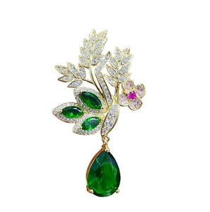Broche florale luxueuse avec pierre goutte verte et petite fleur rose sur métal doré