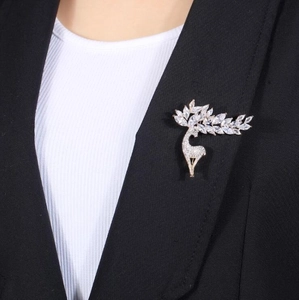 Broche cerf élégante en cristal avec zircons marquise sur un revers de costume noir