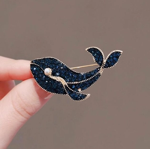 Élégante broche baleine en alliage doré avec strass bleus et perle blanche fine