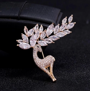Broche cerf en cristal étincelant plaqué or rose ornée de zircones cubiques brillants