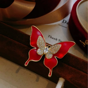Élégante broche papillon en émail rouge avec des accents de zircon étincelants