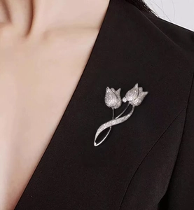 Détail d'une élégante broche tulipe sertie de cristaux sur un revers de costume noir