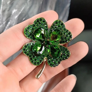 Broche trèfle à quatre feuilles scintillante avec strass verts et métal doré