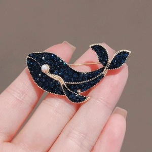 Broche baleine bleue sertie de cristaux bleus et d'une perle sur support doré