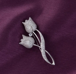 Broche fleur tulipe exquise avec placage d'argent et zircons blancs étincelants sur soie