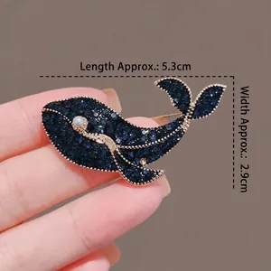 Broche baleine mignonne avec strass bleus et perle blanche, taille 5,3cm x 2,9cm