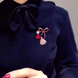 Spilla ciliegia elegante con cristalli scintillanti su una camicia blu marina