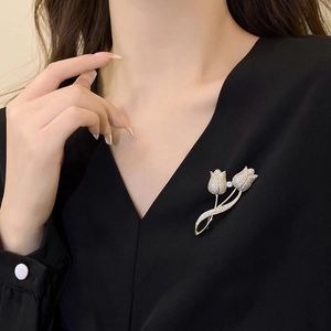 Broche tulipe dorée élégante ornée de zircons sur un vêtement noir en soie à col en V