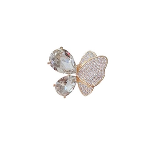 Détail macro d'une élégante broche papillon avec pierres précieuses en poire