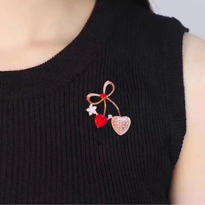 Elegante spilla a ciliegia con pendenti a cuore e cristalli rossi su maglia nera