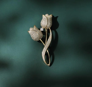 Détails du sertissage en zircons sur la broche fleur tulipe dorée pour femme élégante