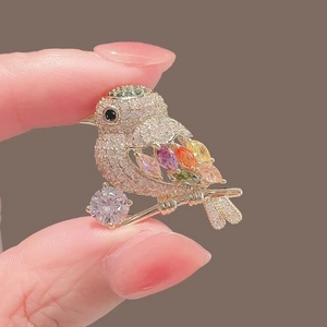Exquisite Colorful Rhinestone Bird Brooch For Women Gold Plated Alloy Animal Pin High End Suit Corsage Fashion Jewelry Gift