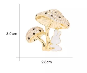 Detailansicht der Pilz- und Hasenbrosche mit Maßen von 3,0 cm Höhe und 2,8 cm Breite