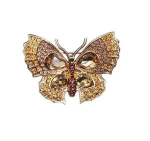 Détail de la broche papillon en cristal de luxe avec métal doré et strass ambrés