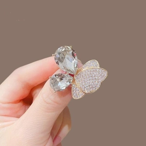 Élégante Broche Papillon en Alliage et Strass pour Femmes Plaquée Or Corsage en Cristal Étincelant Accessoire de Mode Bijoux Cadeau