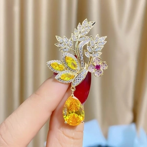 Broche fleur dorée élégante avec pierre jaune en goutte d'eau et zircons brillants