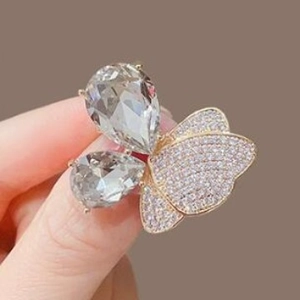 Broche papillon dorée élégante ornée de strass poire et de cristaux pavés