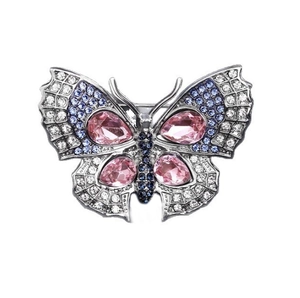 Détail d'une broche papillon avec cristaux roses et pierres bleues sur monture argentée