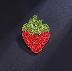 Broche fraise chic avec strass rouges et verts vibrants sur une base en alliage d'or