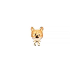 Détail de la broche Shiba Inu mignonne en émail doré avec un petit nœud papillon