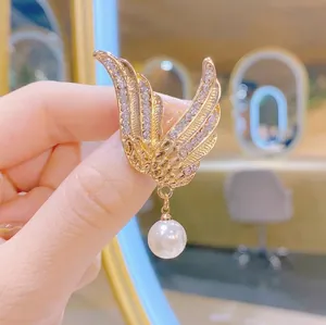 Funkelnde Engelsflügel Brosche mit Perlen und Kristallen für elegante Kostüme