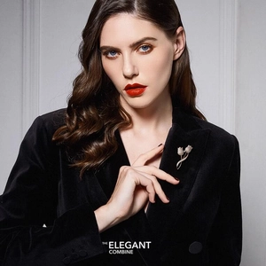 Élégante broche tulipe dorée épinglée sur le col d'un blazer en velours noir chic