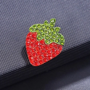 Broche fraise étincelante avec strass rouges et verts sur socle en alliage d'or