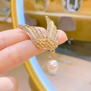 Eleganter Engelsflügel-Brosche mit Diamanten und weißer Perlenquaste für Damenjacken