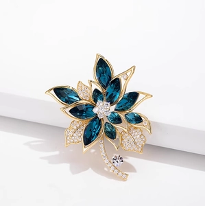 Exquisite vergoldete Blumenbrosche mit tiefblauen Marquise-Kristallen und Zirkonia-Steinen
