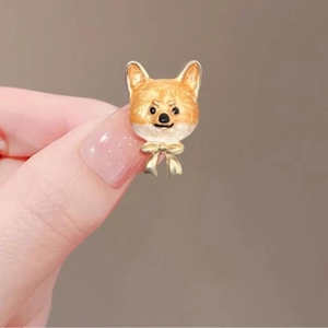 Broche Shiba Inu mignonne avec émail orange et nœud papillon doré pour décoration de mode