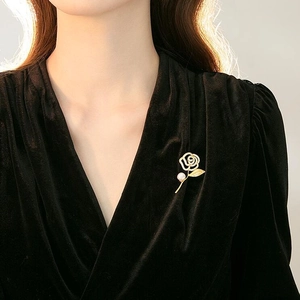 Elegant Gold Plated Alloy Rose Flower Brooch With Artificial Pearl And Rhinestone For Women Vintage French Style Suit Accessory Pin