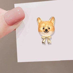 Boucle d'oreille Shiba Inu en émail orange avec petit détail de nœud papillon doré