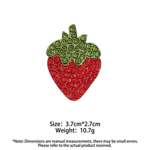 Broche fraise élégante avec cristaux rouges et verts étincelants sur base en alliage