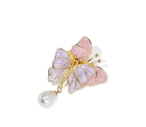 Élégante broche papillon dorée avec ailes mauves et pendentif perle gouttelette