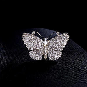 Spilla farfalla di lusso da donna in argento con intarsio di zirconi scintillanti