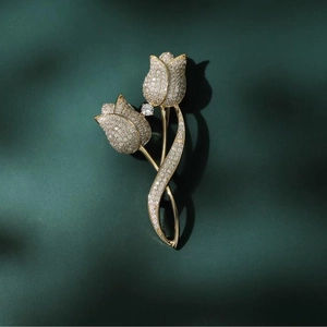 Broche fleur tulipe exquise avec cristaux étincelants sur une base plaquée or