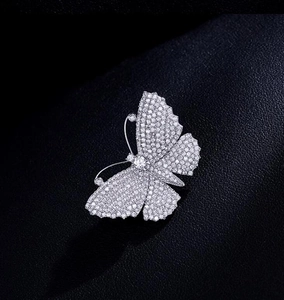 Dettaglio della spilla a farfalla di lusso con scintillanti cristalli di zircone